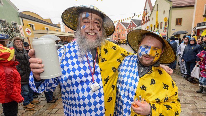 Archivbild von 2016: Männer in chinesisch-bayerischen Kostümen am Dietfurter Chinesenfasching. 