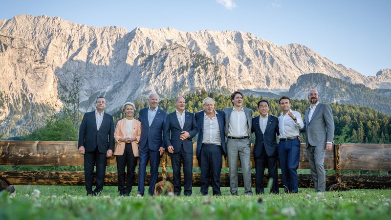 Die Chefs stellten sich beim G7-Treffen auf Schloss Elmau zu einem informellen Gruppenbild auf. 