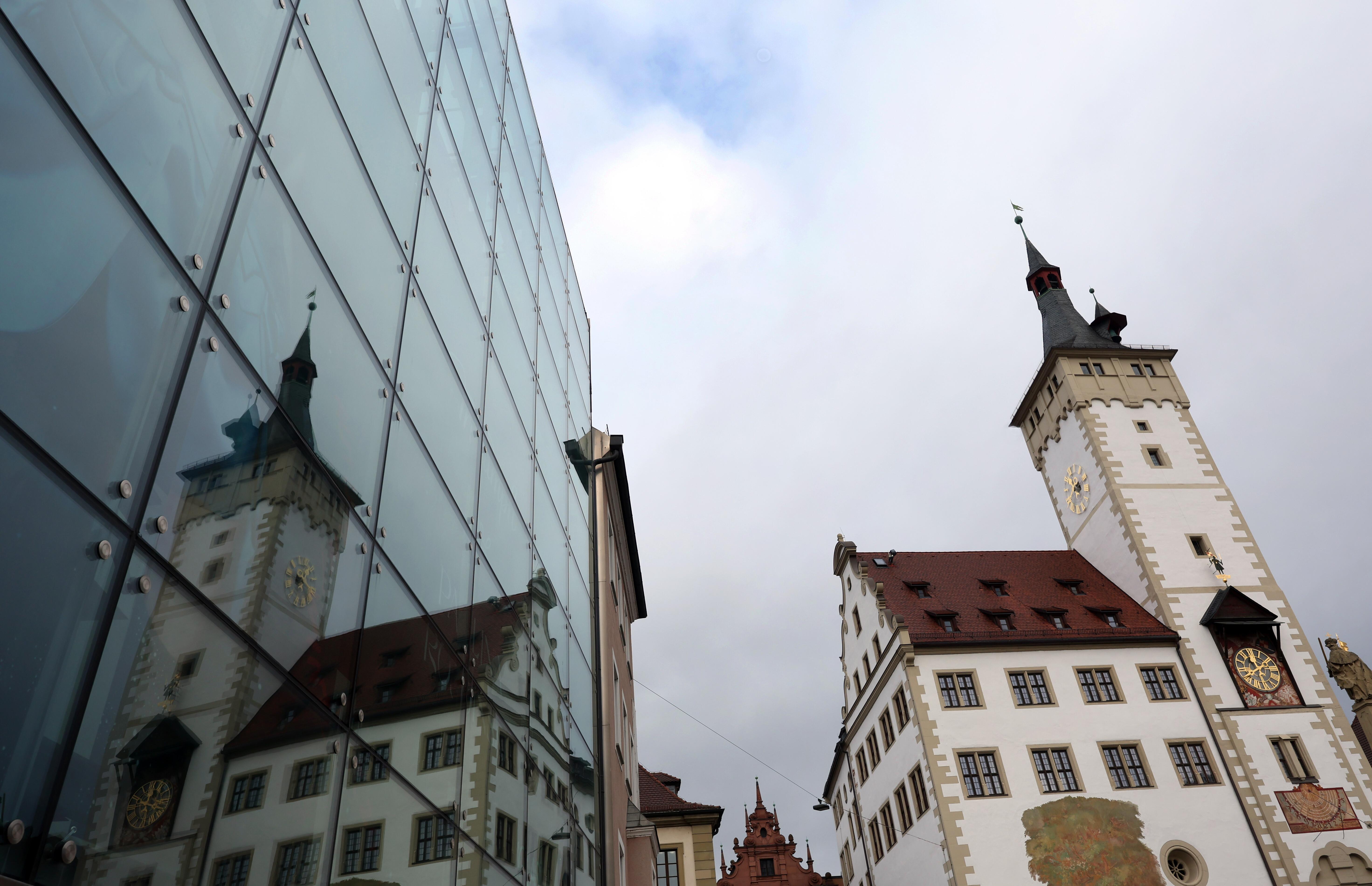 Das Würzburger Rathaus in einer Spiegelung