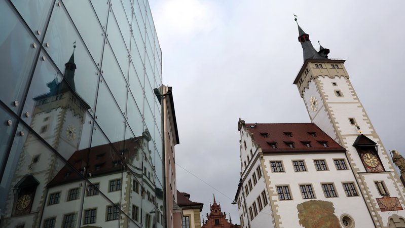 Das Würzburger Rathaus in einer Spiegelung | Bild: picture alliance/dpa | Karl-Josef Hildenbrand Das Würzburger Rathaus in einer Spiegelung