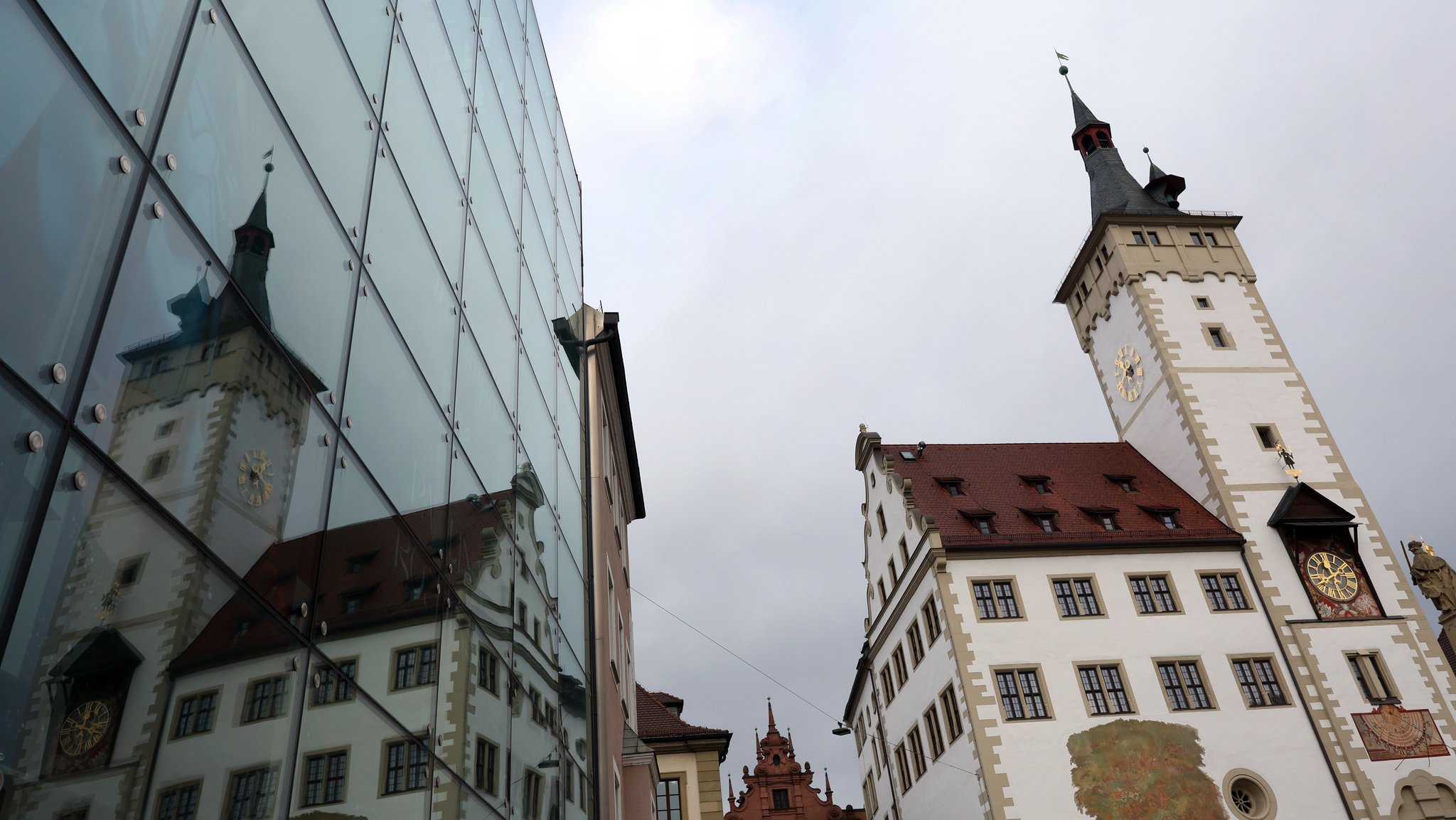 Das Würzburger Rathaus in einer Spiegelung