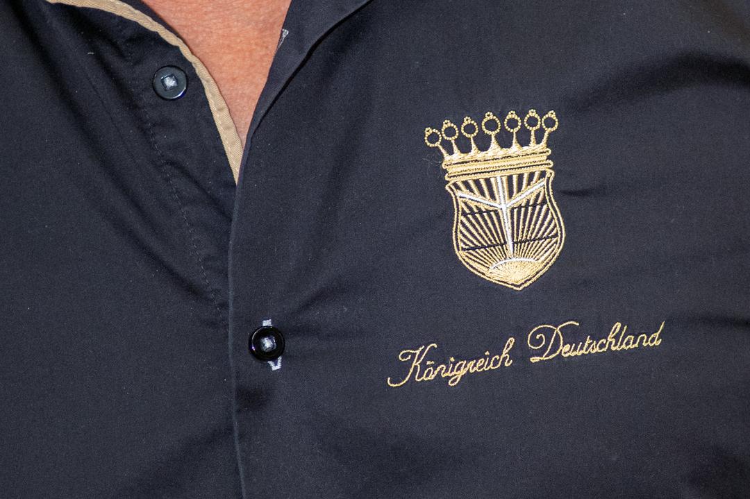 Das "Königreich Deutschland"-Logo auf einem schwarzen Hemd.