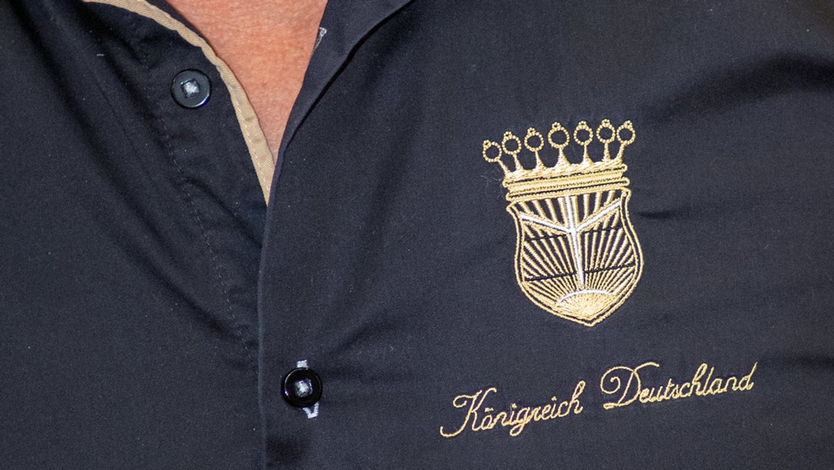 Das "Königreich Deutschland"-Logo auf einem schwarzen Hemd.