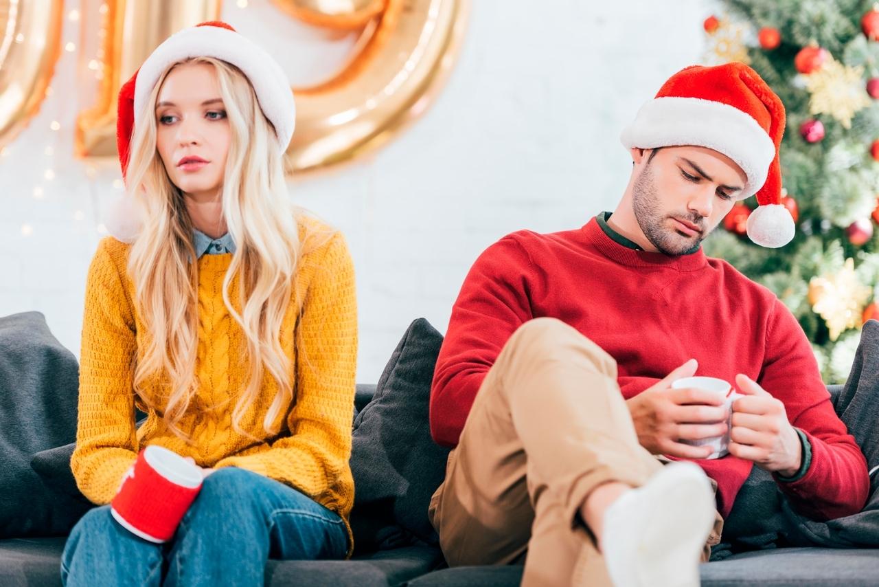 Junges Paar vor Weihnachtsbaum 