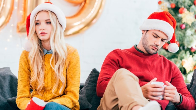 Junges Paar vor Weihnachtsbaum | Bild: mauritius-images Junges Paar vor Weihnachtsbaum