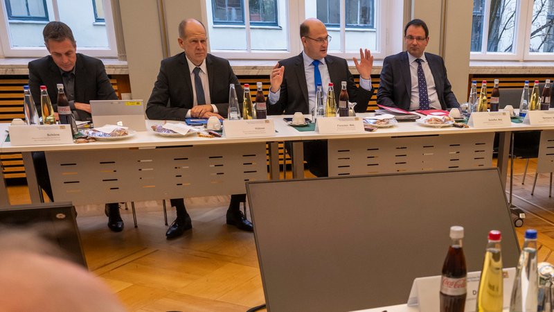 Unter der Leitung von Albert Füracker, (3.v.l.) Staatsminister für Finanzen und Heimat, fand das Spitzengespräch zum kommunalen Finanzausgleich für das Jahr 2024 statt. | Bild: dpa-Bildfunk/Peter Kneffel Unter der Leitung von Albert Füracker, (3.v.l.) Staatsminister für Finanzen und Heimat, fand das Spitzengespräch zum kommunalen Finanzausgleich für das Jahr 2024 statt.