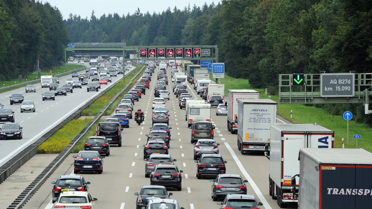 Autos reihen sich in langem Stau auf der Salzburger Autobahn (Symboldbild)