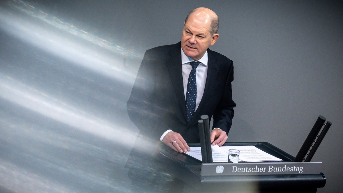 In seiner letzten Regierungserklärung in diesem Jahr lobt sich der Kanzler noch einmal für seine Erfolge und listet auf, was die Ampel alles geleistet hat. 