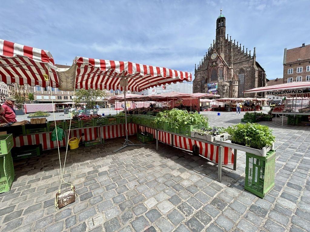 Stand mit Gemüse aus dem Knoblauchsland auf dem Nürnberger Hauptmarkt.