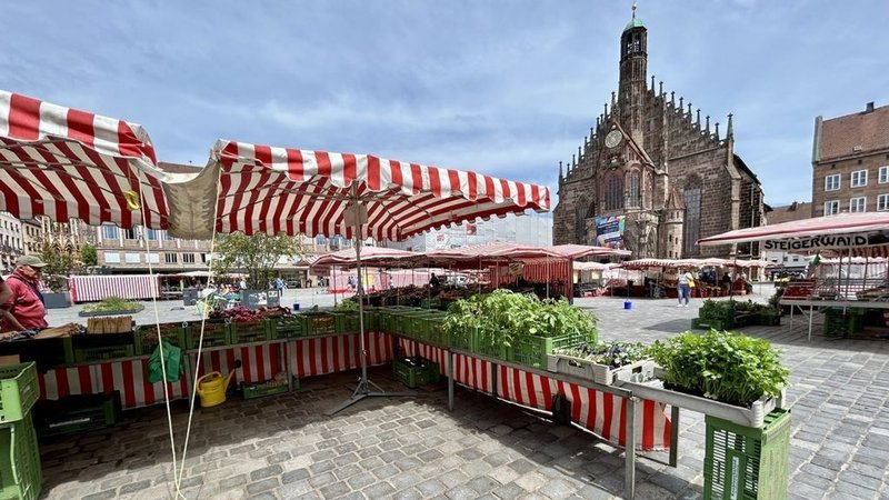 Stand mit Gemüse aus dem Knoblauchsland auf dem Nürnberger Hauptmarkt. | Bild: BR24/Michael Reiner Stand mit Gemüse aus dem Knoblauchsland auf dem Nürnberger Hauptmarkt.