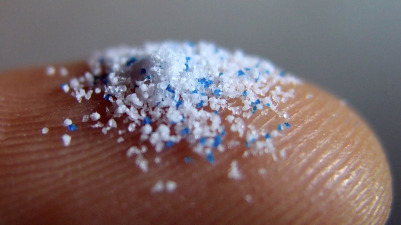 Mikroplastikteile auf einem Finger