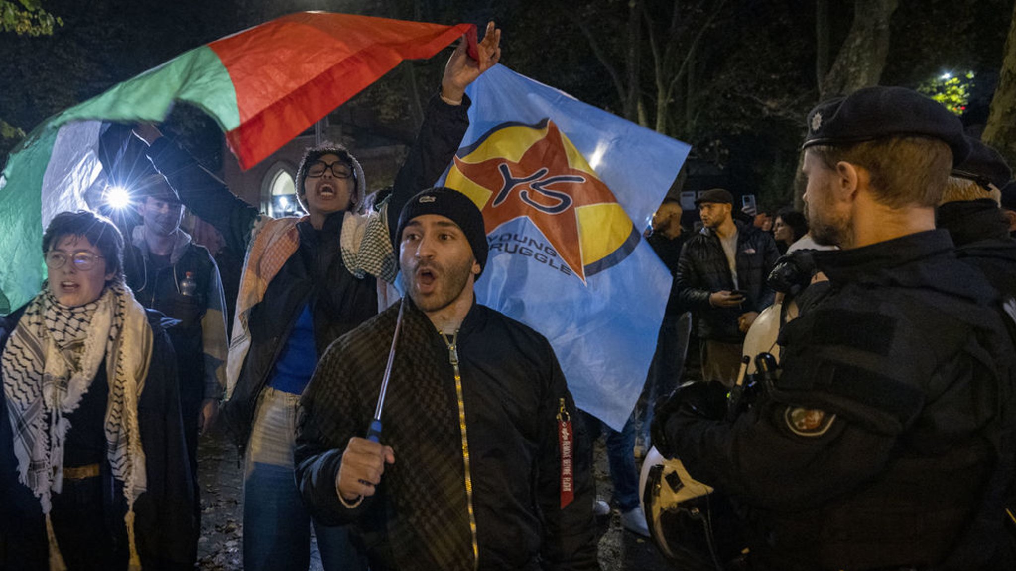 12.10.2023, Nordrhein-Westfalen, Duisburg: Einige Teilnehmer schreien Parolen bei der Pro-Palästinensischen Demonstration unter dem Motto «Solidarität mit Samidoun · gegen das Verbot fortschrittlicher Kräfte». An einer pro-palästinensischen Demonstration in Duisburg haben sich am Donnerstagabend nach Polizei-Angaben nur etwa 15 Menschen beteiligt. Foto: Christoph Reichwein/dpa +++ dpa-Bildfunk +++