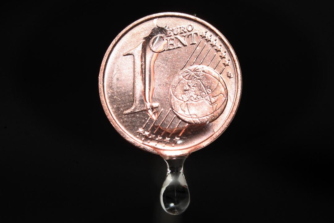 Wasser tropft von einer Ein-Cent-Münze