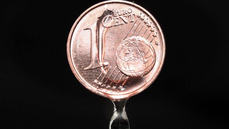 Wasser tropft von einer Ein-Cent-Münze