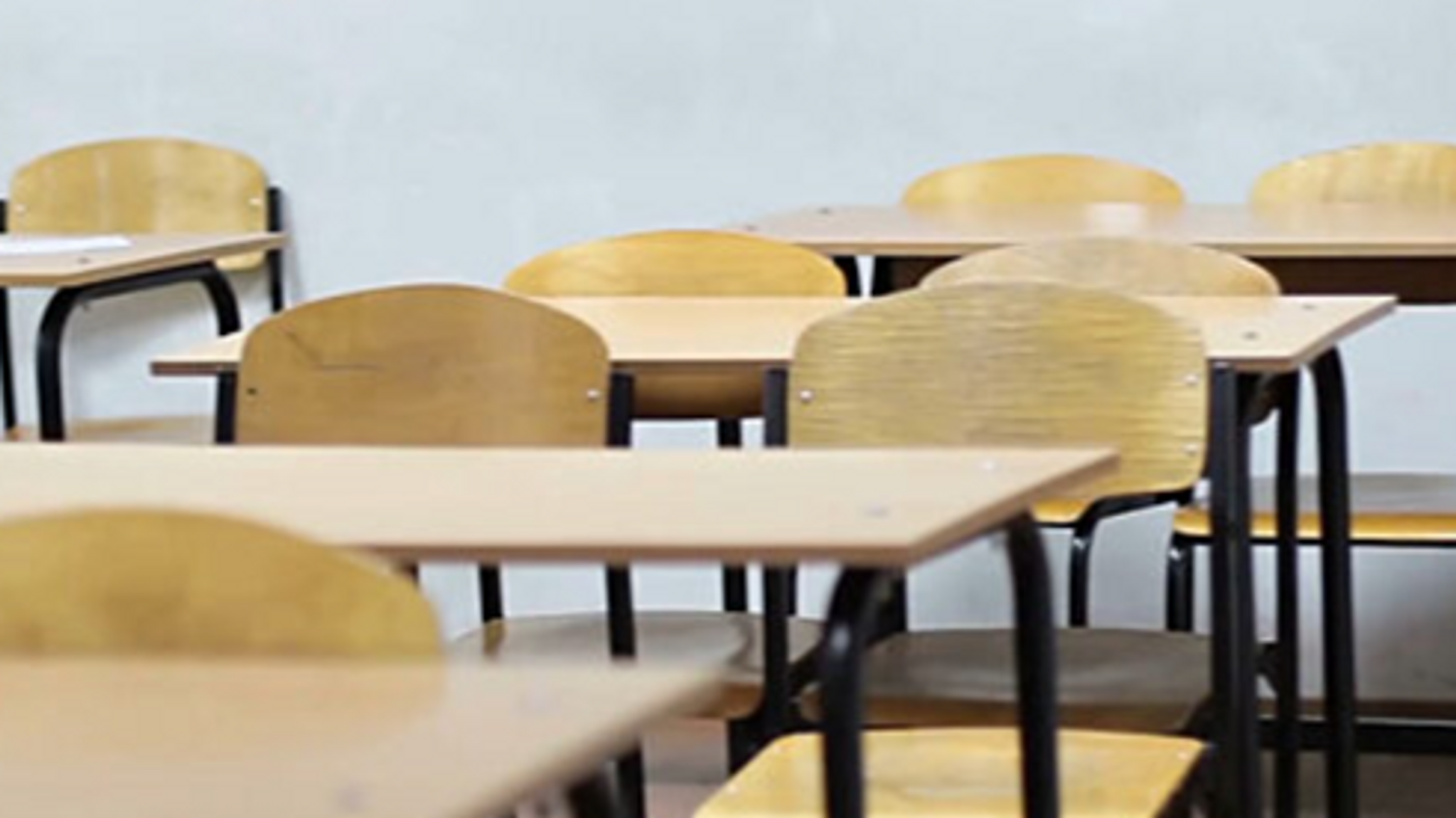 Klassenzimmer mit leeren Stühlen