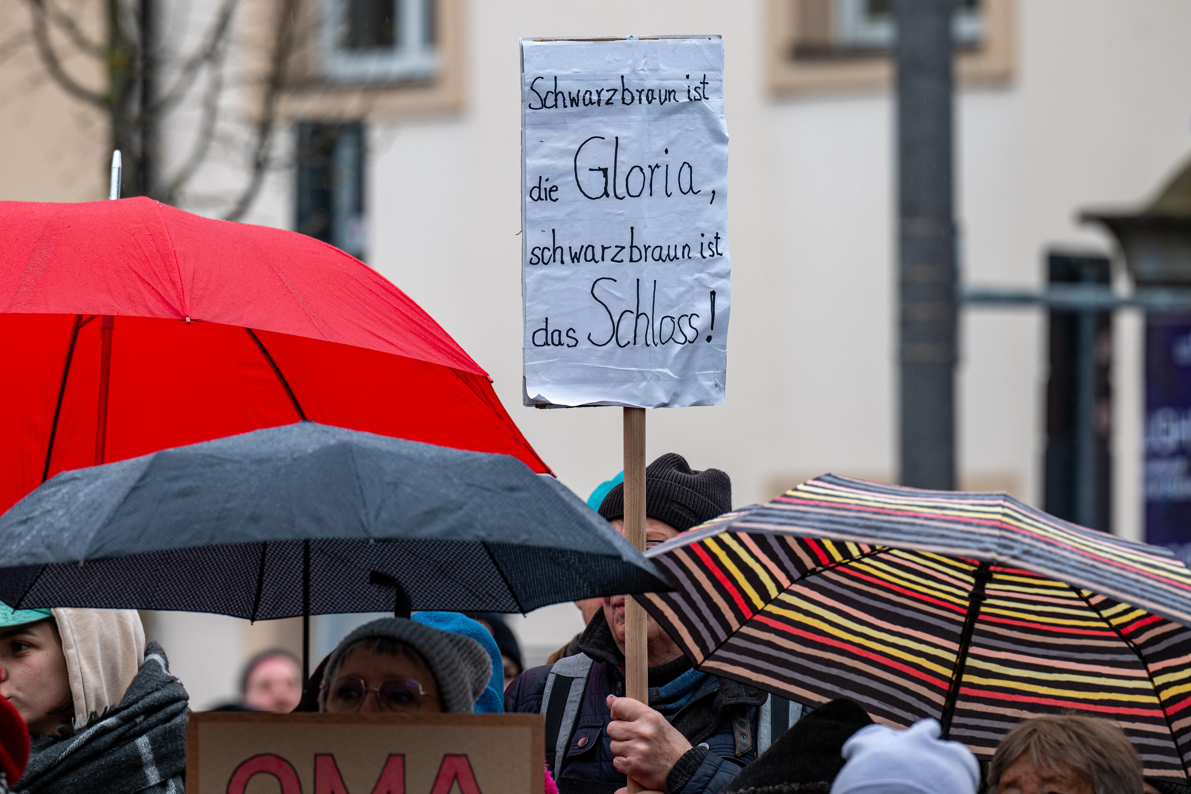 Kundgebung gegen Rechtsextremismus vor Schloss Sankt Emmeram.