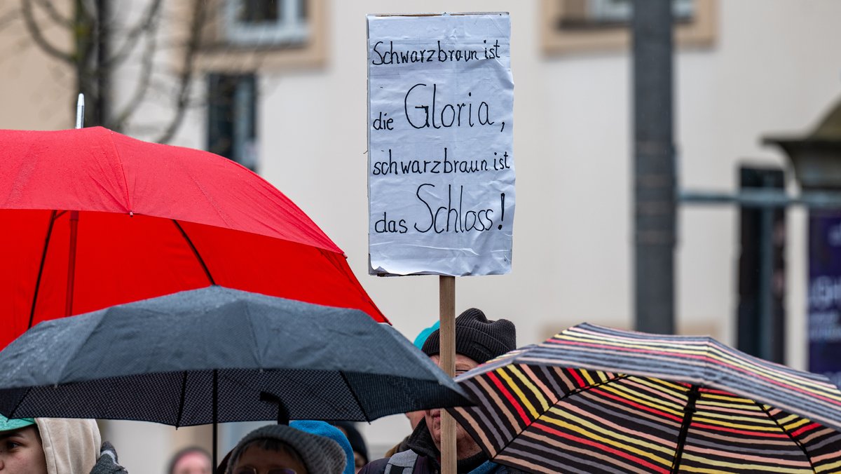 Kundgebung gegen Rechtsextremismus vor Schloss Sankt Emmeram.