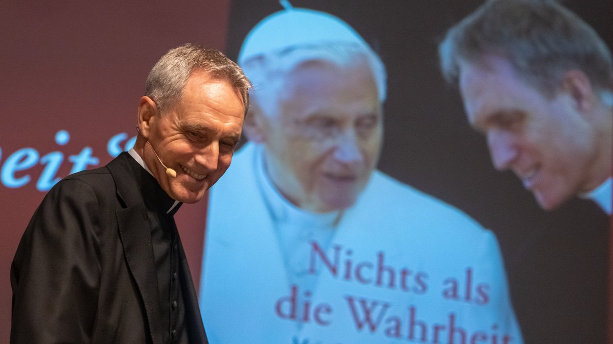Georg Gänswein, ehemaliger Privatsekretär von Papst Benedikt XVI., stellt während einer Lesung sein Buch "Nichts als die Wahrheit" vor.