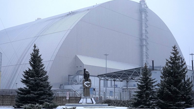 Archivbild (14.02.2025): Ein Sicherheitsbehälter, der die Überreste des Reaktors Nummer vier im ehemaligen Atomkraftwerks Tschernobyl schützt. | Bild: dpa-Bildfunk/Efrem Lukatsky Archivbild (14.02.2025): Ein Sicherheitsbehälter, der die Überreste des Reaktors Nummer vier im ehemaligen Atomkraftwerks Tschernobyl schützt.