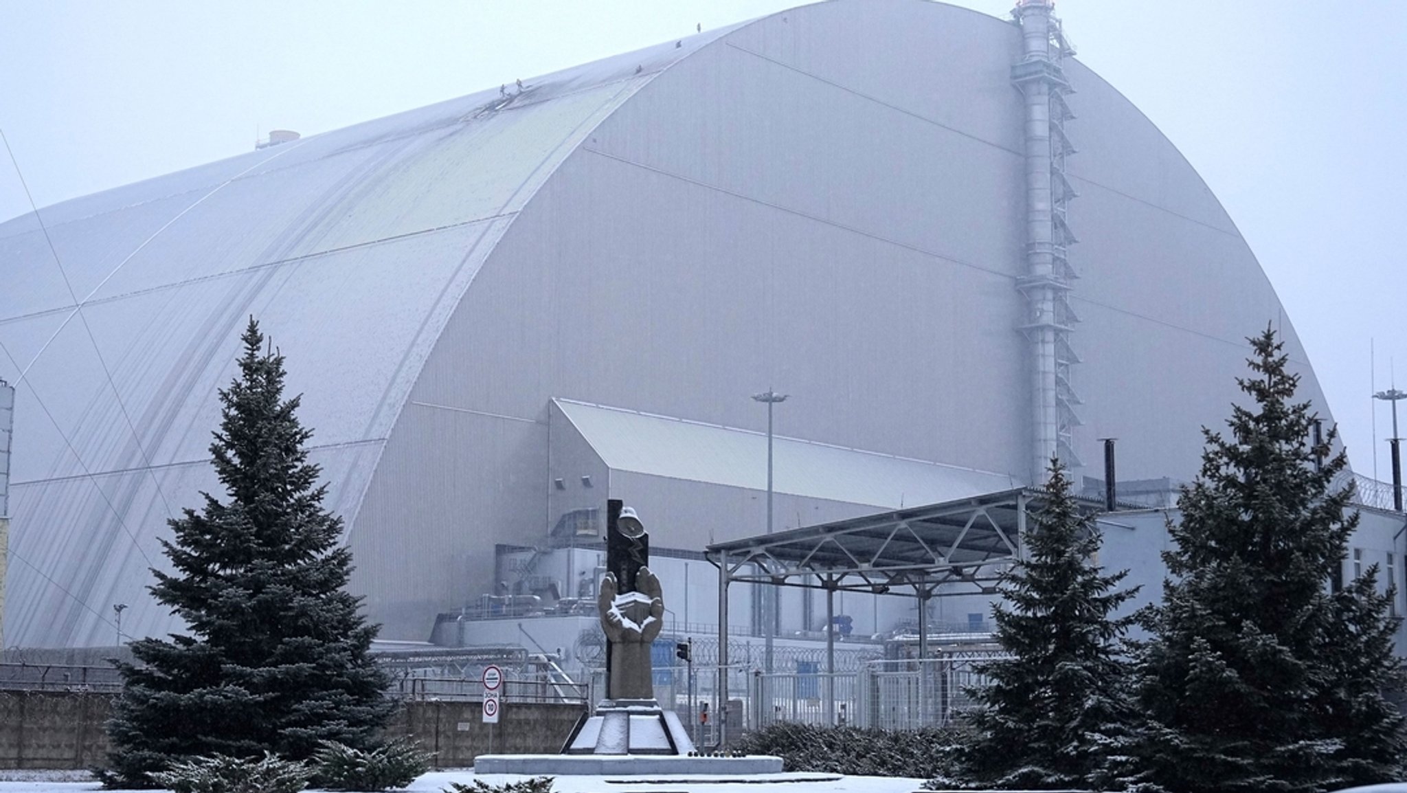 Archivbild (14.02.2025): Ein Sicherheitsbehälter, der die Überreste des Reaktors Nummer vier im ehemaligen Atomkraftwerks Tschernobyl schützt.