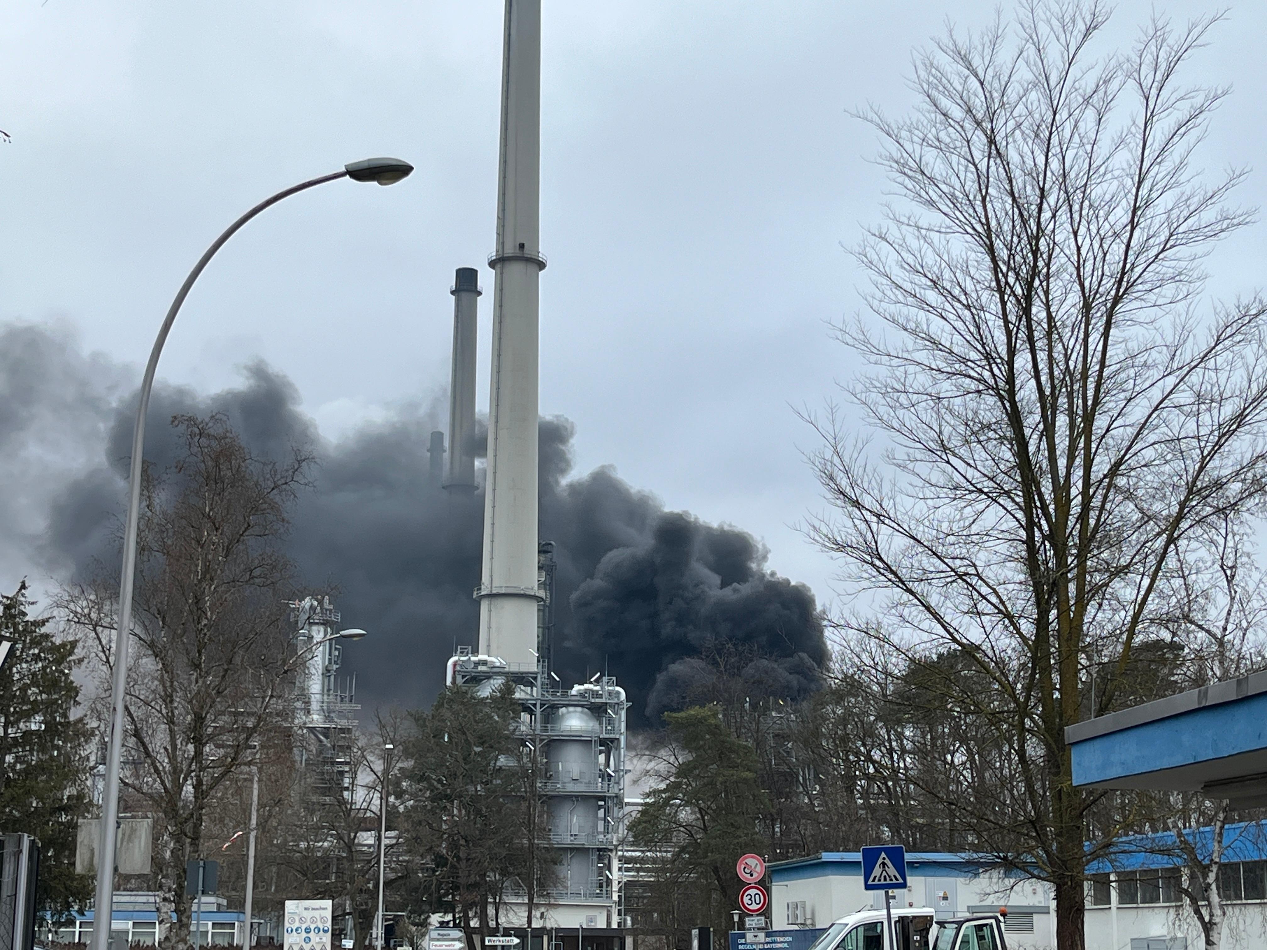 Rauch über einem Industriegelände