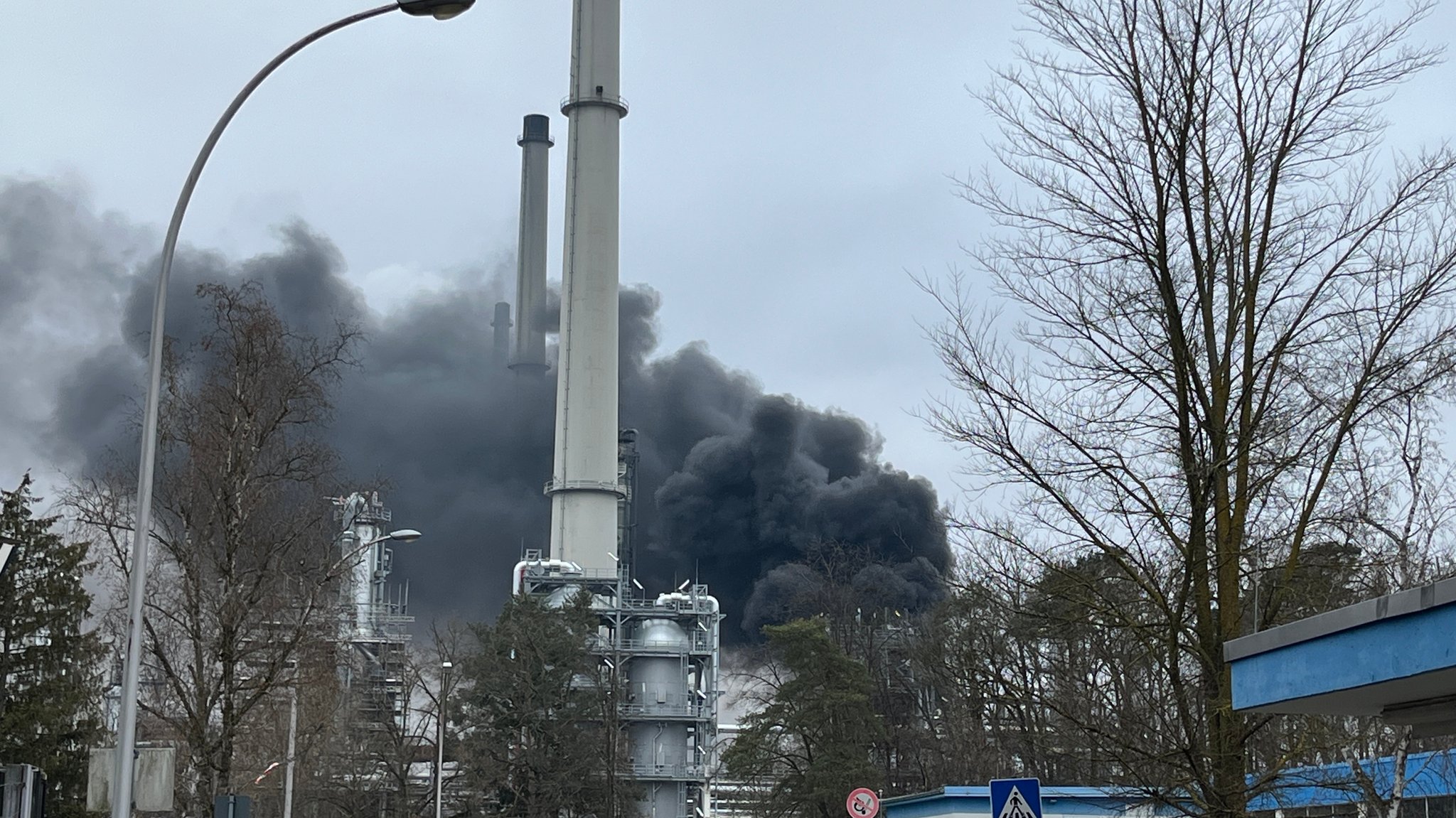 Rauch über einem Industriegelände