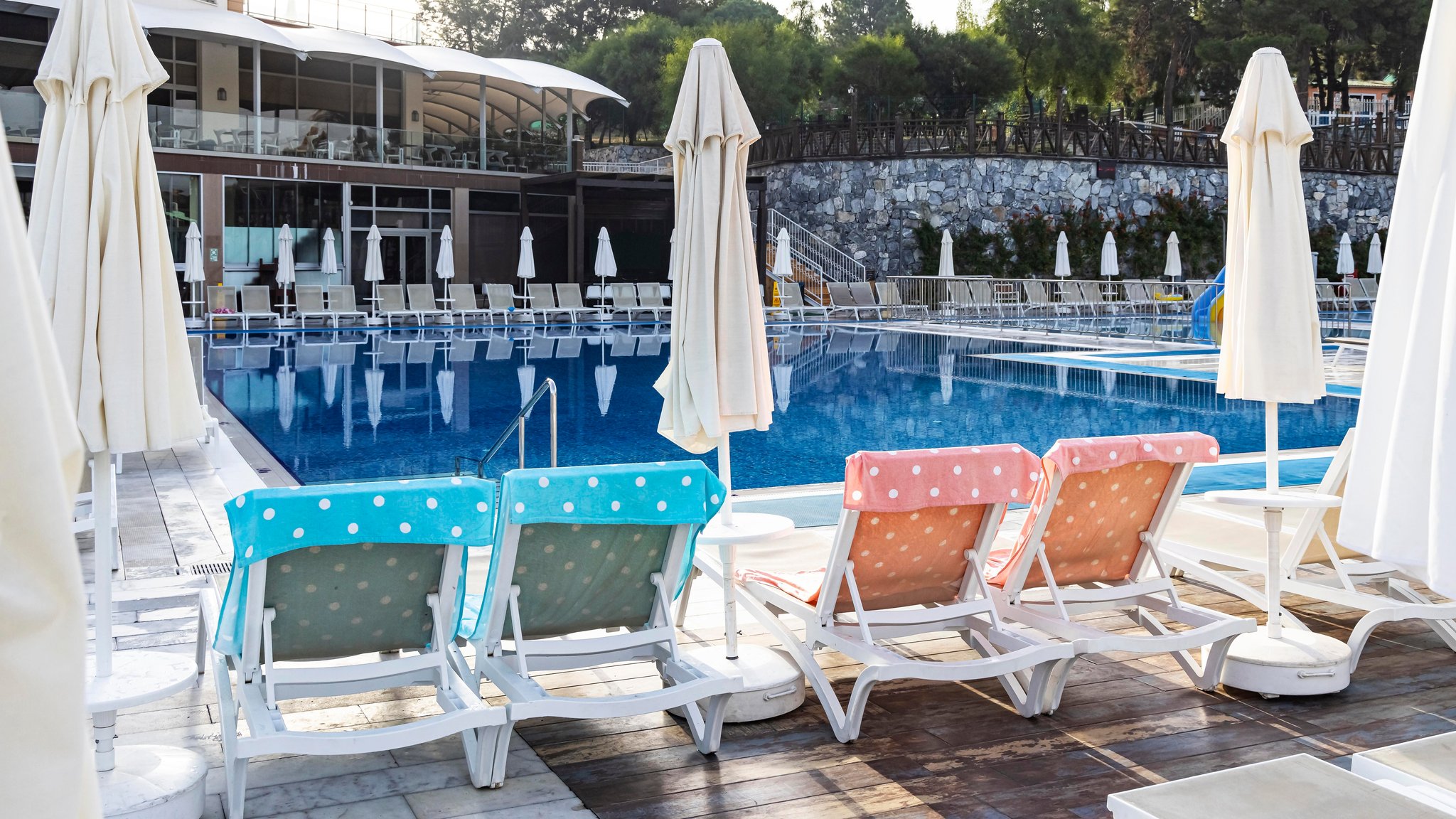 (Symbolbild) Auf dem Bild ist ein Pool mit vielen Liegen zu sehen. Einiges davon sind mit einem Handtuchreserviert aber werden nicht von Gästen genutzt. | Bild: picture alliance / imageBROKER | Arnulf Hettrich (Symbolbild) Auf dem Bild ist ein Pool mit vielen Liegen zu sehen. Einiges davon sind mit einem Handtuchreserviert aber werden nicht von Gästen genutzt.