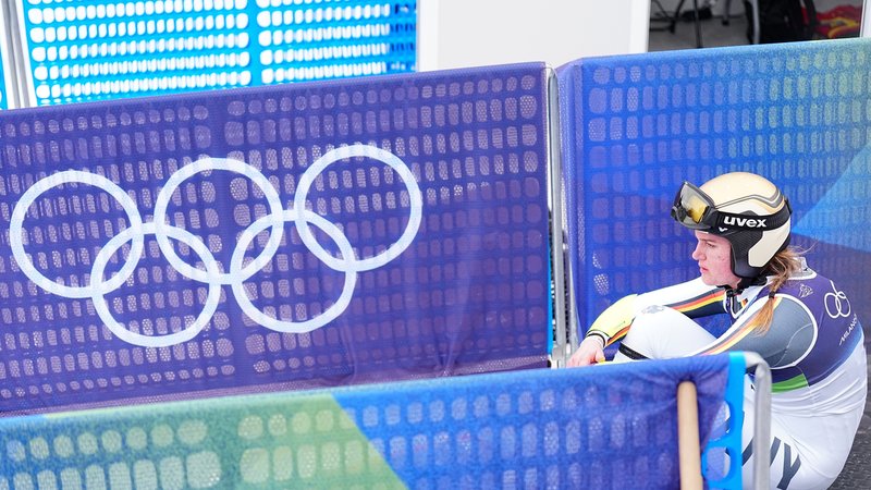 Emma Aicher (Deutschland) hockt nach ihrem Ausscheiden im Zielbereich. | Bild: picture alliance/dpa | Michael Kappeler Emma Aicher (Deutschland) hockt nach ihrem Ausscheiden im Zielbereich.
