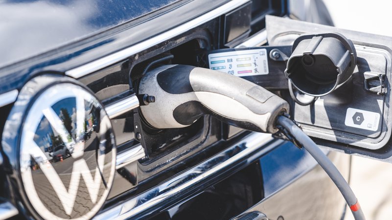 Ein E-Auto von VW wird an einer Stromtankstelle geladen. | Bild: picture alliance / CHROMORANGE | Michael Bihlmayer Ein E-Auto von VW wird an einer Stromtankstelle geladen.