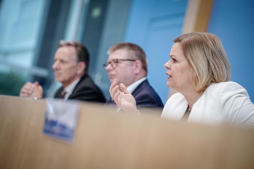 Holger Münch (l-r), Präsident des Bundeskriminalamtes (BKA), Thomas Haldenwang, Präsident des Bundesamtes für Verfassungsschutz (BfV), und Nancy Faeser (SPD), Bundesministerin für Inneres und Heimat, geben eine Pressekonferenz zu Maßnahmen gegen Rechtsextremismus.