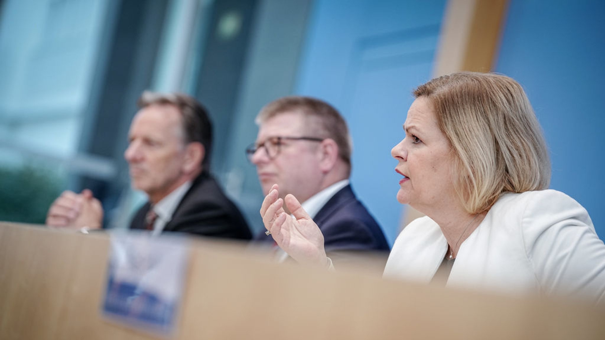 Holger Münch (l-r), Präsident des Bundeskriminalamtes (BKA), Thomas Haldenwang, Präsident des Bundesamtes für Verfassungsschutz (BfV), und Nancy Faeser (SPD), Bundesministerin für Inneres und Heimat, geben eine Pressekonferenz zu Maßnahmen gegen Rechtsextremismus.