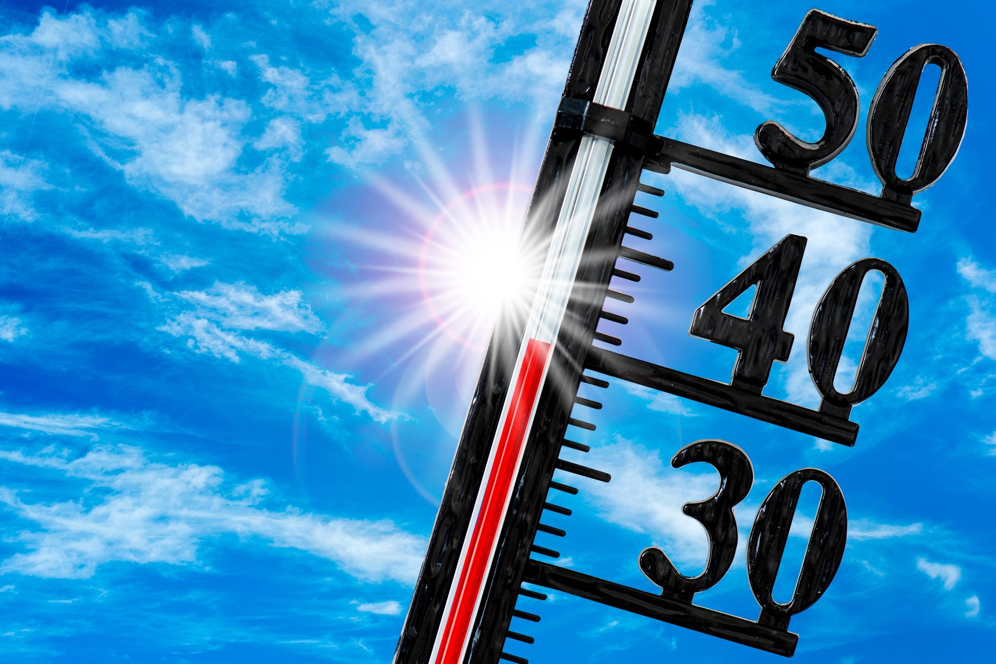 Ein Thermometer zeigt sehr hohe Temperatur als Symbolbild für eine extreme Hitzewelle im Sommer | Bild: picture alliance / SZ Photo / Wolfgang Filser Ein Thermometer zeigt sehr hohe Temperatur als Symbolbild für eine extreme Hitzewelle im Sommer