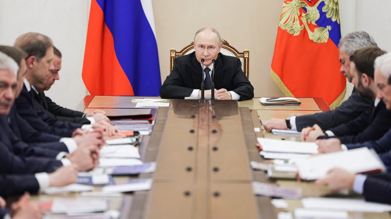 Am 23. April bei einer Besprechung über die Rüstungswirtschaft | Bild: Gavriil Grigorow/Picture Alliance Am 23. April bei einer Besprechung über die Rüstungswirtschaft