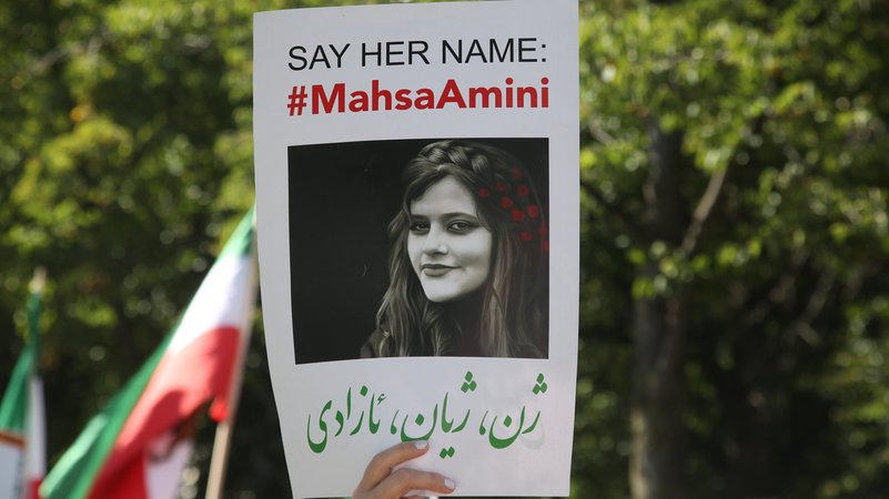 Ein Demonstrant hält ein Foto von Mahsa Amini in die Höhe (Archivbild)