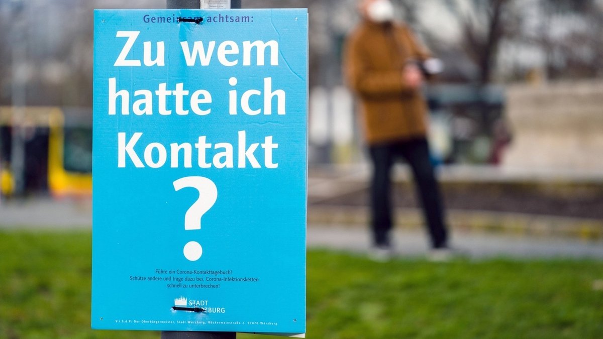 Schild in Würzburg mit der Aufschrift "Zu wem hatte ich Kontakt?"