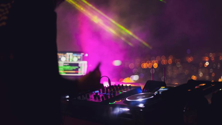 Ein DJ-Pult in einem Club. | Bild:picture alliance / Westend61 | Michael Malorny
