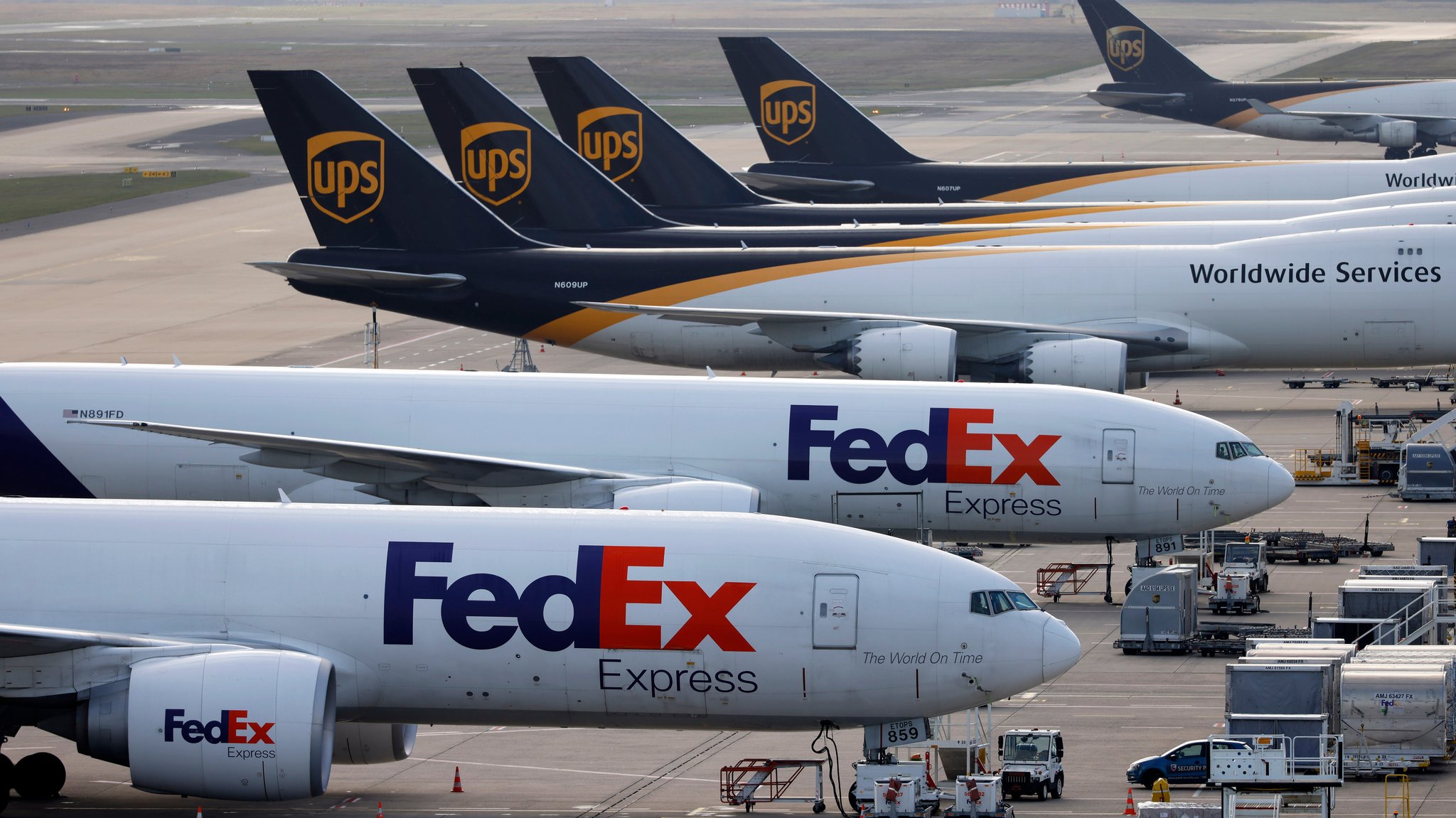 Frachtflugzeuge am Flughafen Köln Bonn. 