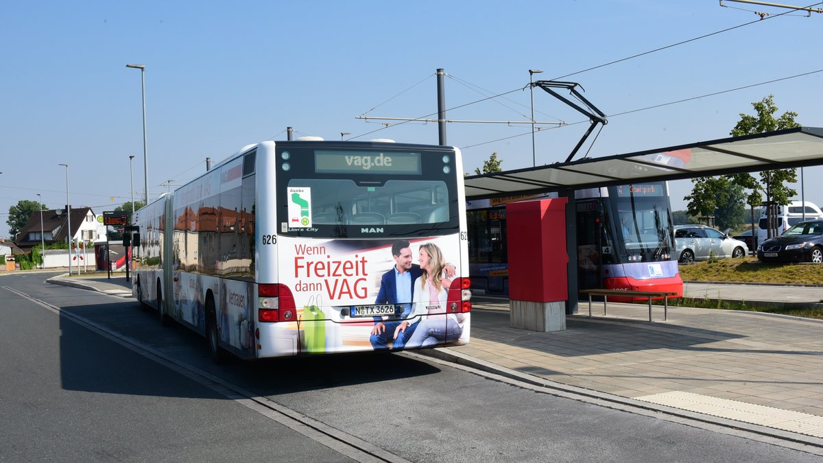 Bus mit VAG-Werbung an der Haltestelle Wegfeld