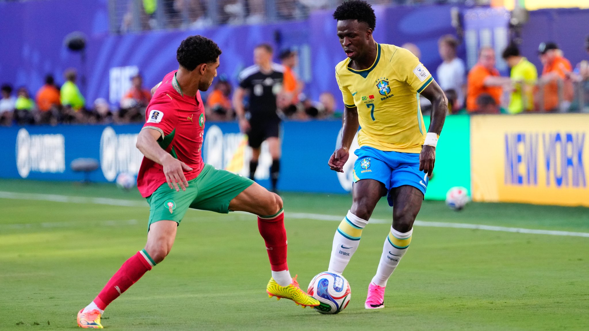 Vinicius Junior dribbelt gegen Achraf Hakimi