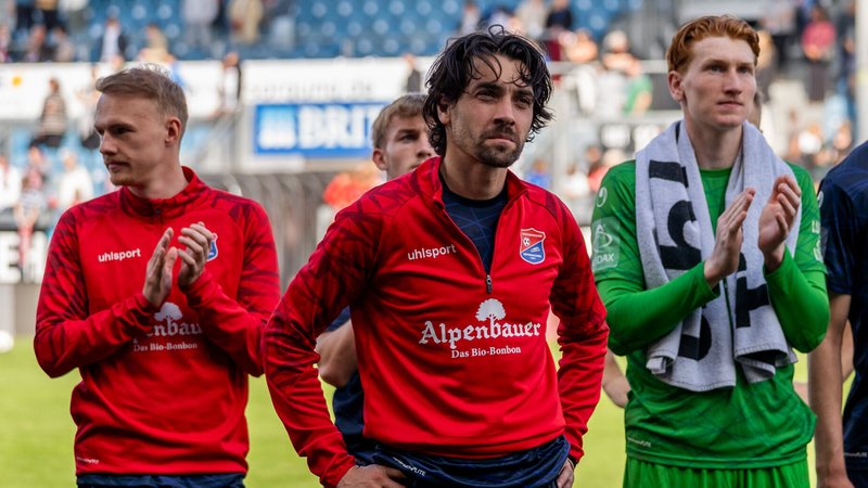 Markus Schwabl (SpVgg Unterhaching, #23) steht mit der Mannschaft nach dem Abpfiff | Bild: picture-alliance/dpa Markus Schwabl (SpVgg Unterhaching, #23) steht mit der Mannschaft nach dem Abpfiff