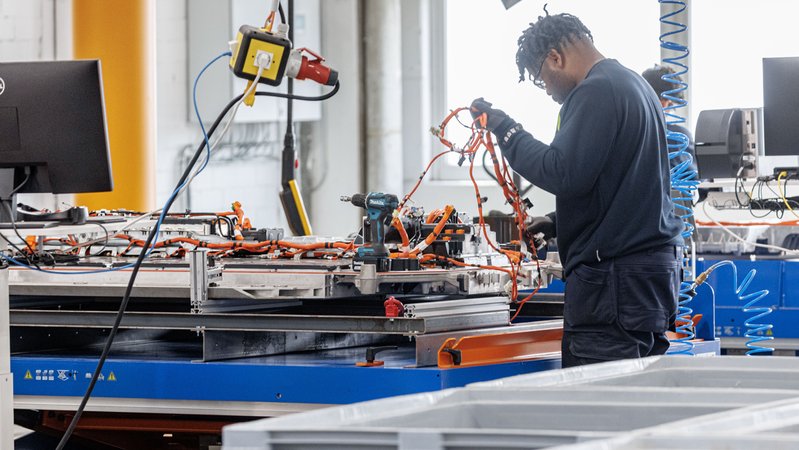 Symbolbild: Arbeit in einer E-Autowerkstatt | Bild: picture alliance/dpa | Markus Scholz Symbolbild: Arbeit in einer E-Autowerkstatt