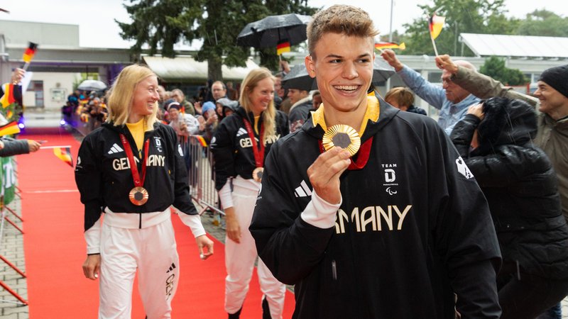 Taliso Engel zeigt seine Goldmedaille. | Bild: picture-alliance / dpa Taliso Engel zeigt seine Goldmedaille.