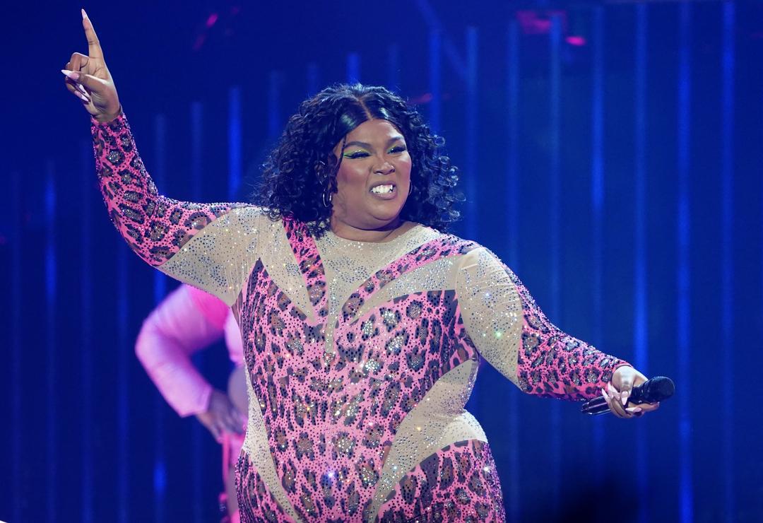 Die US-amerikanische Sängerin Lizzo, hier bei einem Auftritt im dänischen Roskilde | Bild:Marcus Brandt/dpa