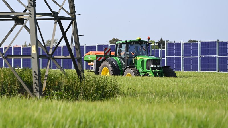 Traktor vor Photovoltaik (Symbolbild) | Bild: picture alliance / SVEN SIMON | Frank Hoermann / SVEN SIMON Traktor vor Photovoltaik (Symbolbild)