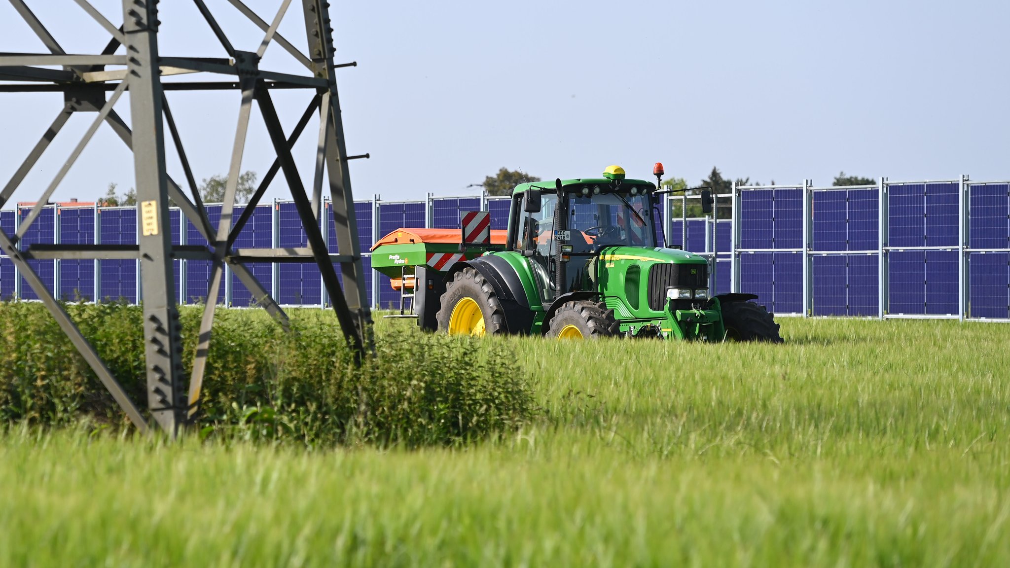 Traktor vor Photovoltaik (Symbolbild)