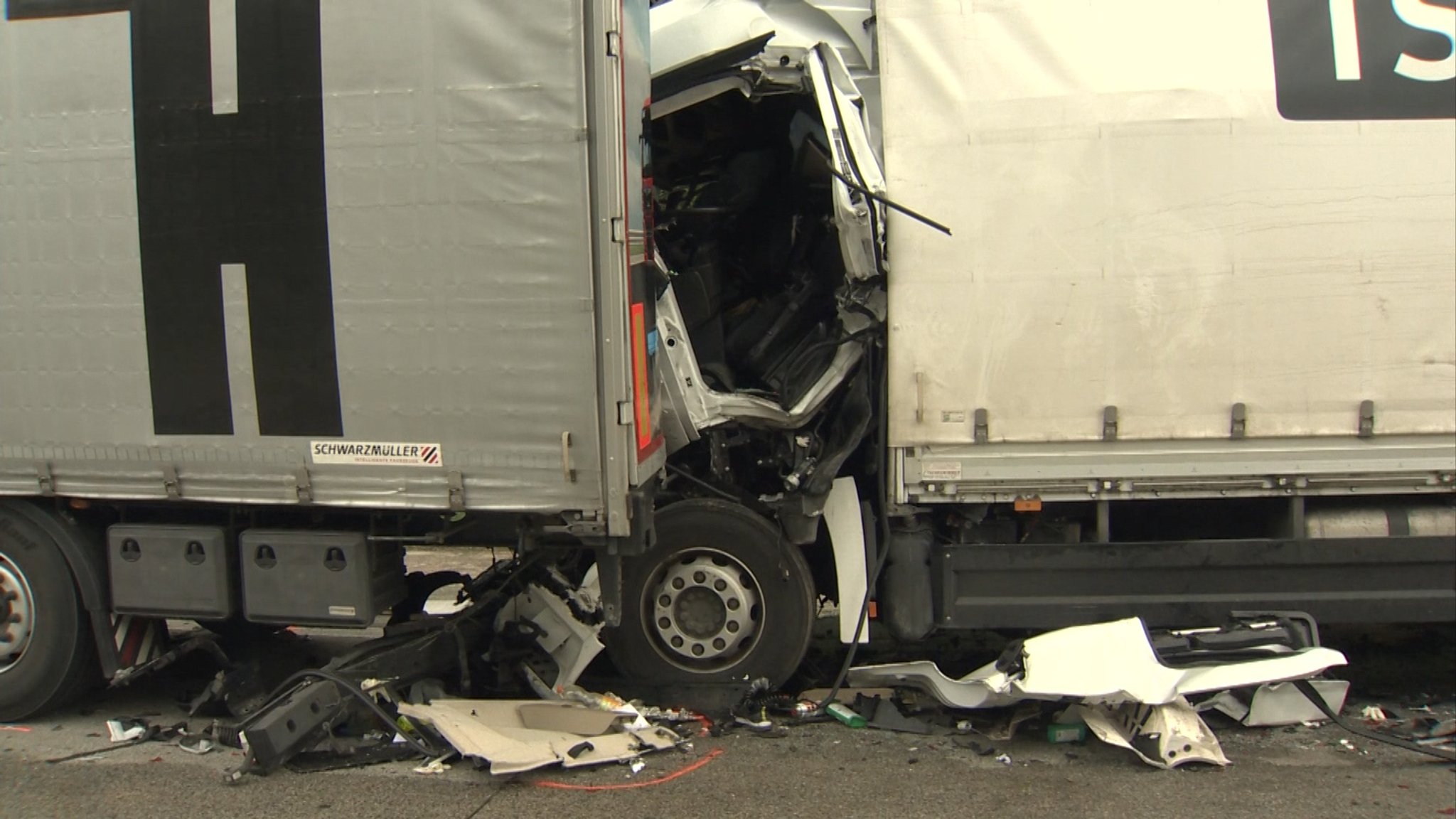 Zwei LKW ineinander verkeilt