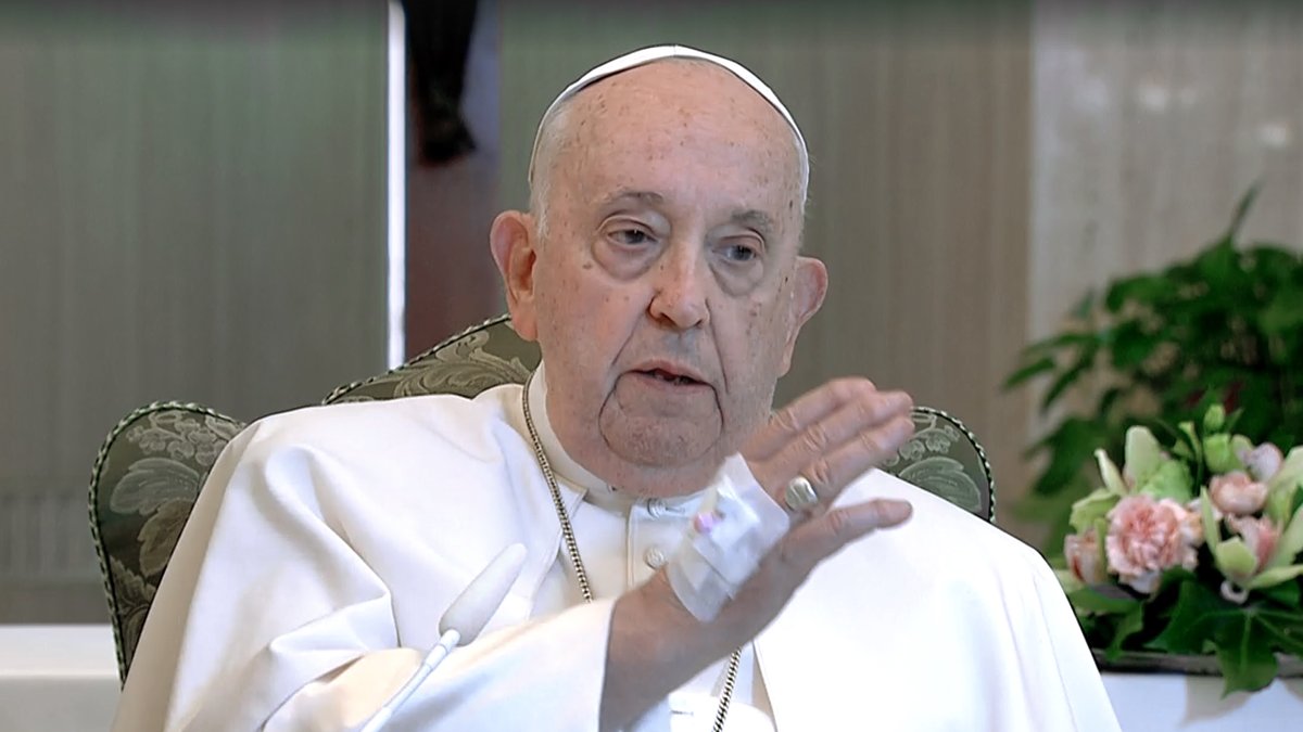 Papst beim Segnen in der Kapelle mit Infusion an der Hand