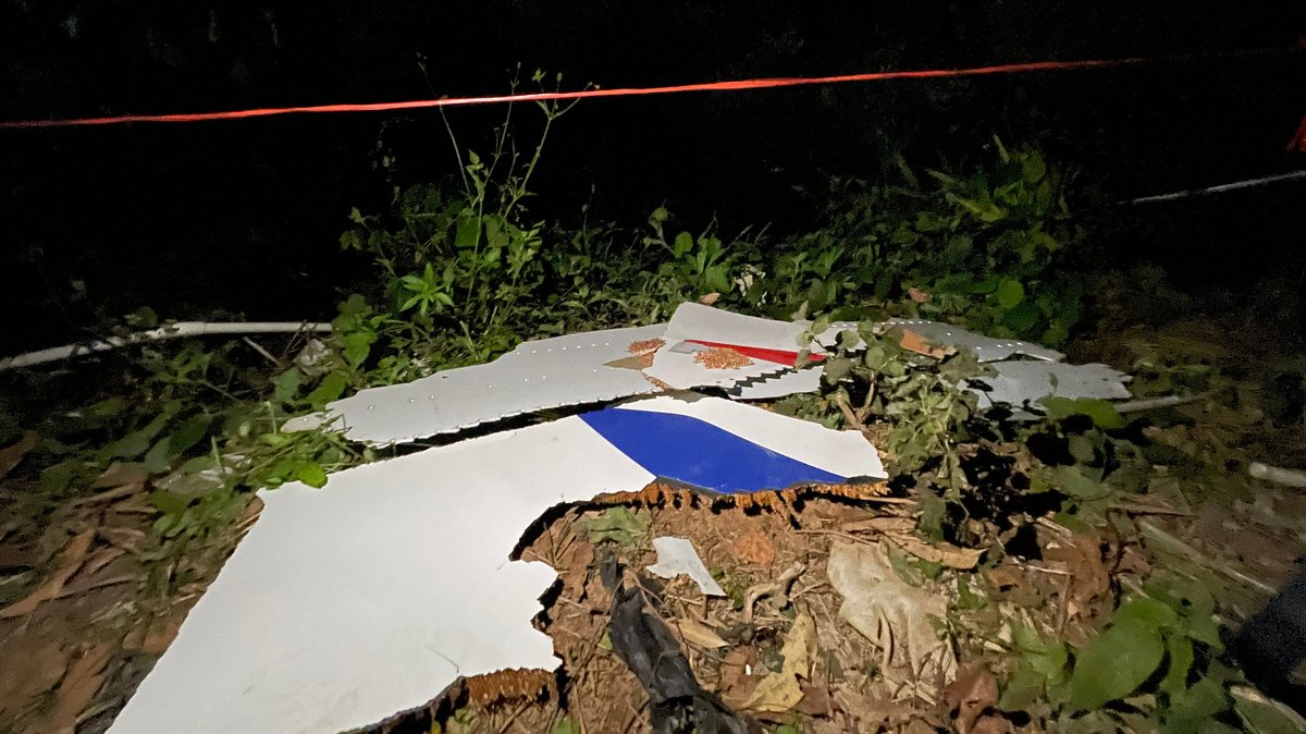 Auf diesem von der chinesischen Nachrichtenagentur Xinhua veröffentlichten Handyfoto sind Wrackteile der abgestürzten Boeing 737 des China Eastern-Fluges MU5735 in der südchinesischen Region Guangxi Zhuang zu sehen.