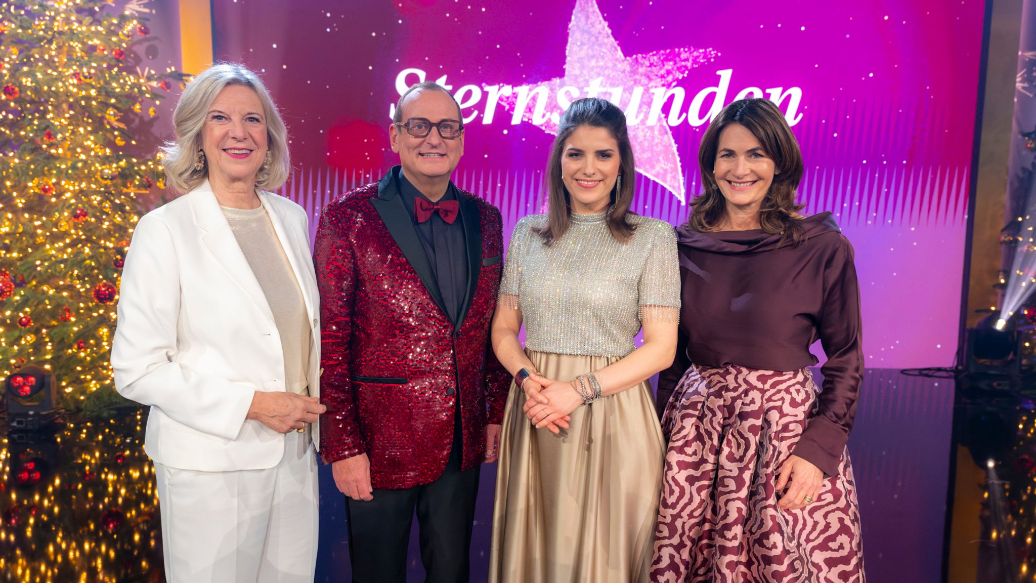 Abschluss der Sternstunden-Gala: (v.l.) Dr. Katja Wildermuth (BR-Intendantin), Volker Heißmann (Moderator), Sandra Rieß (Moderatorin), Natalie Schmid (Sternstunden-Geschäftsführerin) | Bild: BR/Ralf Wilschewski Abschluss der Sternstunden-Gala: (v.l.) Dr. Katja Wildermuth (BR-Intendantin), Volker Heißmann (Moderator), Sandra Rieß (Moderatorin), Natalie Schmid (Sternstunden-Geschäftsführerin)