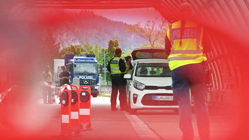 Kontrolle am Grenzübergang Kiefersfelden | Bild: picture alliance / SVEN SIMON | Frank HOERMANN / SVEN SIMON Kontrolle am Grenzübergang Kiefersfelden